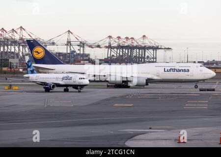 Die Boeing 747-830 B748 der Fluglinie Lufthansa LH / DLH mit der Registrierung D-ABYM MSN: 37837 rollt am Flughafen New York Newark Liberty Int l Airport KEWR/EWR. Newark New Jersey Vereinigte Staaten *** il Boeing 747 830 B748 della compagnia aerea Lufthansa LH DLH con registrazione D ABYM MSN 37837 è in rullaggio presso l'aeroporto internazionale Liberty di New York Newark KEWR EWR Newark New Jersey Stati Uniti Foto Stock