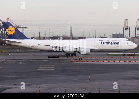 Die Boeing 747-830 B748 der Fluglinie Lufthansa LH / DLH mit der Registrierung D-ABYM MSN: 37837 rollt am Flughafen New York Newark Liberty Int l Airport KEWR/EWR. Newark New Jersey Vereinigte Staaten *** il Boeing 747 830 B748 della compagnia aerea Lufthansa LH DLH con registrazione D ABYM MSN 37837 è in rullaggio presso l'aeroporto internazionale Liberty di New York Newark KEWR EWR Newark New Jersey Stati Uniti Foto Stock