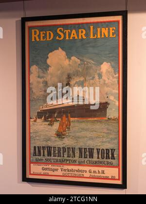 Poster d'epoca che promuovono crociere della Red Star Line tra Anversa e New York, Museo marittimo internazionale, Amburgo, Germania. Foto Stock