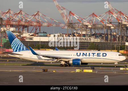 Die Boeing 767-322ER B763 der Fluglinie United Airlines UA / UAL mit der Registrierung N654UA MSN: 25392 rollt am Flughafen New York Newark Liberty Int l Airport KEWR/EWR. Newark New Jersey Vereinigte Staaten *** il Boeing 767 322 ER B763 di United Airlines UA UAL con registrazione N654UA MSN 25392 è in rullaggio presso l'aeroporto internazionale Liberty di New York Newark KEWR EWR Newark New Jersey Stati Uniti Foto Stock