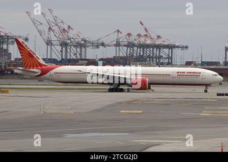 Die Boeing 777-337ER B77W der Fluglinie Air India ai / AIC mit der Registrierung VT-ALX MSN: 36322 rollt am Flughafen New York Newark Liberty Int l Airport KEWR/EWR. Newark New Jersey Vereinigte Staaten *** il Boeing 777 337 ER B77W della compagnia aerea Air India ai AIC con registrazione VT ALX MSN 36322 è in rullaggio presso l'aeroporto internazionale Liberty di New York Newark KEWR EWR Newark New Jersey Stati Uniti Foto Stock