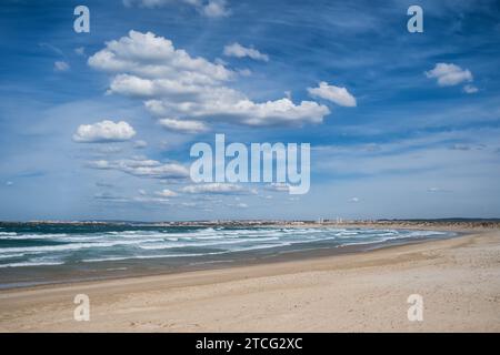 Sabbia bianca vicino alla città di Peniche in Portogallo. Foto Stock