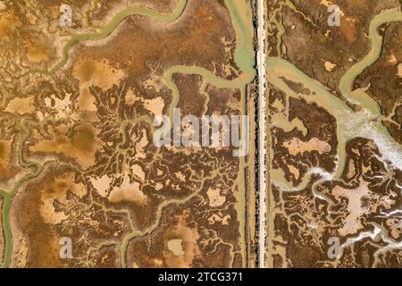 Vista aerea dall'alto verso il basso della ferrovia retrò fino alla spiaggia di Barril vicino a Tavira, Portogallo. Foto Stock