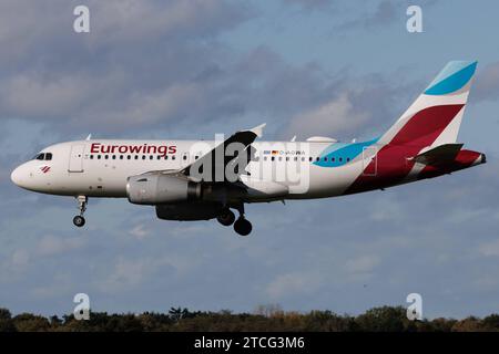 Der Airbus A319-132 A319 der Fluglinie Eurowings EW / EWG mit der Registrierung D-AGWA MSN: 2813 landet am Flughafen Aeroporto di Amburgo EDDH/HAM. Amburgo Amburgo Deutschland *** l'Airbus A319 132 A319 della compagnia aerea Eurowings EW EWG con registrazione D AGWA MSN 2813 atterra all'aeroporto di Amburgo EDDH HAM Amburgo Germania Foto Stock