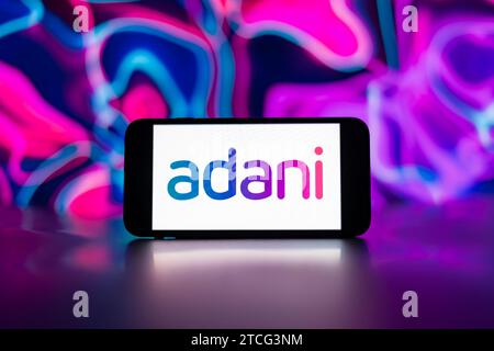 In questa immagine, il logo del gruppo Adani viene visualizzato sullo schermo di un telefono cellulare. Foto Stock