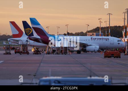 Der Airbus A319-132 A319 der Fluglinie Eurowings EW / EWG mit der Registrierung D-AGWM MSN: 3839 parkt am Flughafen Aeroporto di Amburgo EDDH/HAM. Amburgo Amburgo Deutschland *** l'Airbus A319 132 A319 della compagnia aerea Eurowings EW EWG con registrazione D AGWM MSN 3839 è parcheggiato presso l'aeroporto di Amburgo EDDH HAM Amburgo Germania Foto Stock