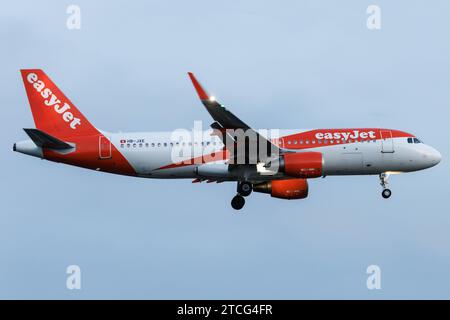 Der Airbus A320-214 A320 der Fluglinie easyJet U2 / EZY, Betreiber easyJet Svizzera, mit der Registrierung HB-JXE MSN: 5785 landet am Flughafen Aeroporto di Amburgo EDDH/HAM. Amburgo Amburgo Deutschland *** l'Airbus A320 214 A320 della compagnia aerea easyJet U2 EZY , operatore easyJet Switzerland, con registrazione HB JXE MSN 5785 atterra all'aeroporto di Amburgo EDDH HAM Amburgo Germania Foto Stock