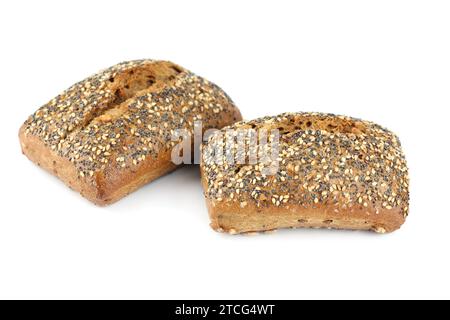 Due pane biologico con semi di papavero e sesamo isolati su sfondo bianco. Foto Stock