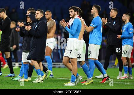 Napoli, Italia. 12 dicembre 2023. I giocatori del Napoli festeggiano al termine della partita di Champions League Group C tra SSC Napoli e SC Braga allo stadio Diego Armando Maradona di Napoli (Italia), 12 dicembre 2023. Crediti: Insidefoto di andrea staccioli/Alamy Live News Foto Stock