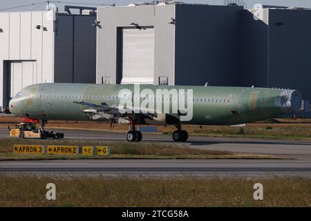 Der Airbus A321-253NX A21N der Fluglinie Gulf Air GF / GFA mit der Registrierung D-AVZM MSN: 11567 sowie der zukünftige Registrierung A9C-XB rollt am Flughafen Amburgo Finkenwerder EDHI/XFW. Amburgo Amburgo Deutschland *** l'Airbus A321 253NX A21N della compagnia aerea Gulf Air GF GFA con registrazione D AVZM MSN 11567 e la futura registrazione A9C XB è in rullaggio presso l'aeroporto di Amburgo Finkenwerder EDHI XFW Amburgo Germania Foto Stock