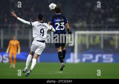 Milano, Italia. 12 dicembre 2023. Carlos Fernandez della Real Sociedad e Nicolo Barella dell'FC Internazionale si battono per la palla durante la partita di UEFA Champions League tra FC Internazionale e Real Sociedad allo Stadio Giuseppe Meazza il 12 dicembre 2023 a Milano. Crediti: Marco Canoniero/Alamy Live News Foto Stock