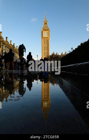 Big Ben si riflette in una pozzanghera. La torre dell'orologio del Palazzo di Westminster è ufficialmente chiamata Elizabeth Tower, con il Big Ben come nome di On Foto Stock