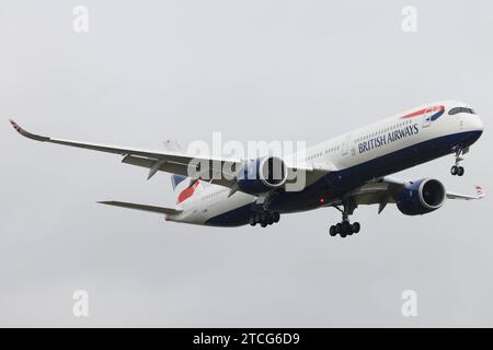 Der Airbus A350-1041 A35K der Fluglinie British Airways BA / BAW mit der Registrierung G-XWBI MSN: 473 landet am Flughafen London Heathrow Airport EGLL/LHR. London Greater London Vereinigtes Königreich *** Airbus A350 1041 A35K di British Airways BA BAW con registrazione G XWBI MSN 473 atterra all'aeroporto di Londra Heathrow EGLL LHR Londra Greater London Regno Unito Foto Stock