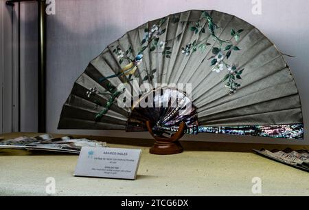 Ventilatore a mano decorato con dettagli in madreperla e oro su uno stand esposto nell'Alcázar di Siviglia, il Palazzo reale di Siviglia, Spagna. Foto Stock