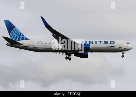 Die Boeing 767-322ER B763 der Fluglinie United Airlines UA / UAL mit der Registrierung N671UA MSN: 30026 landet am Flughafen London Heathrow Airport EGLL/LHR. London Greater London Vereinigtes Königreich *** Boeing 767 322 ER B763 di United Airlines UA UAL con registrazione N671UA MSN 30026 atterra all'aeroporto di Londra Heathrow EGLL LHR Londra Greater London Regno Unito Foto Stock