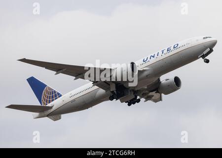 Die Boeing 777-224ER B772 der Fluglinie United Airlines UA / UAL mit der Registrierung N77014 MSN: 29862 startet vom Flughafen London Heathrow Airport EGLL/LHR. London Greater London Vereinigtes Königreich *** Boeing 777 224 ER B772 di United Airlines UA UAL con registrazione N77014 MSN 29862 parte dall'aeroporto di Londra Heathrow EGLL LHR London Greater London Regno Unito Foto Stock