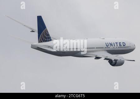 Die Boeing 777-224ER B772 der Fluglinie United Airlines UA / UAL mit der Registrierung N77014 MSN: 29862 startet vom Flughafen London Heathrow Airport EGLL/LHR. London Greater London Vereinigtes Königreich *** Boeing 777 224 ER B772 di United Airlines UA UAL con registrazione N77014 MSN 29862 parte dall'aeroporto di Londra Heathrow EGLL LHR London Greater London Regno Unito Foto Stock