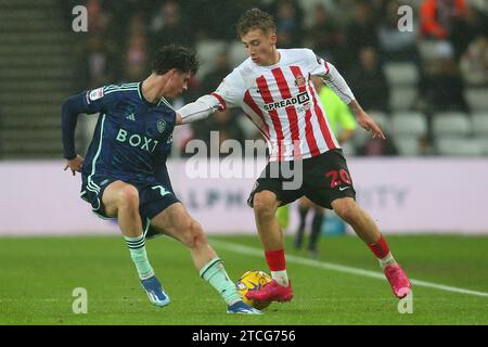 Jack Clarke del Sunderland affronta Archie Gray del Leeds United durante la partita del campionato Sky Bet tra Sunderland e Leeds United allo Stadium of Light, Sunderland, martedì 12 dicembre 2023. (Foto: Michael driver | mi News) crediti: MI News & Sport /Alamy Live News Foto Stock