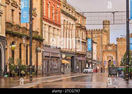 Cardiff, South Glamorgan, Galles, Europa - 13 novembre 2023: Vista lungo St Mary's Street verso il Castello di Cardiff Foto Stock