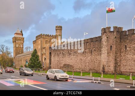 Cardiff, South Glamorgan, Galles, Europa - 13 novembre 2023: Bandiera gallese che sventola sul castello di Cardiff Foto Stock