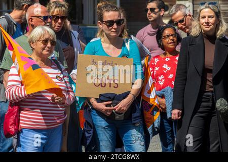 National Education Rally (NEU) a Falmouth, in Cornovaglia, mentre gli insegnanti si riuniscono per la giornata nazionale di azione durante gli scioperi degli insegnanti. Foto Stock