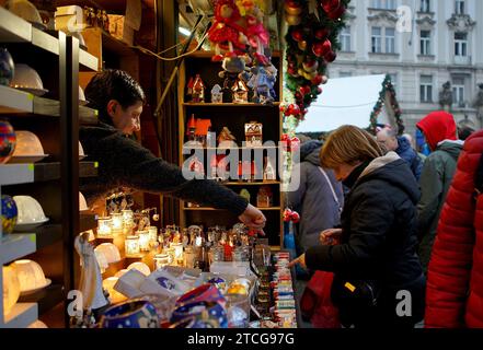 Praga, Repubblica Ceca. 12 dicembre 2023. Una donna sceglie le decorazioni natalizie in un mercatino di Natale a Praga, Repubblica Ceca, il 12 dicembre 2023. Crediti: Dana Kesnerova/Xinhua/Alamy Live News Foto Stock