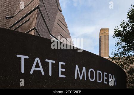 Cartello d'ingresso Tate Modern a Bankside, Londra. La galleria nazionale britannica di arte moderna internazionale. Foto Stock