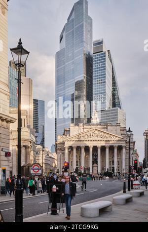 Londra, Regno Unito - 28 ottobre 2023: Royal Exchange, Bank of England e nuovi grattacieli moderni Foto Stock