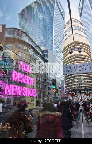 Londra, Regno Unito - 28 ottobre 2023: Riflessioni dell'edificio 'Walkie-Talkie' nella finestra di New Look, Lombard Street. Foto Stock