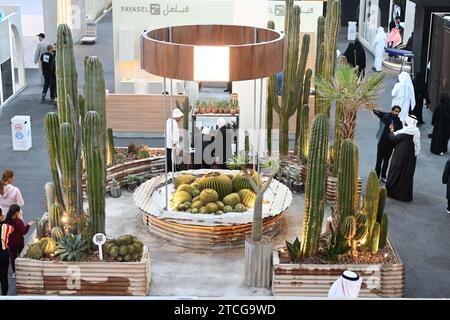 Hawalli, Kuwait. 12 dicembre 2023. La gente visita il Mirzaam Expo nel Governatorato di Hawalli, Kuwait, il 12 dicembre 2023. Il Mirzaam Expo, una mostra di interior design e arredamento, è iniziato qui martedì e durerà fino al 16 dicembre. Credito: Asad/Xinhua/Alamy Live News Foto Stock