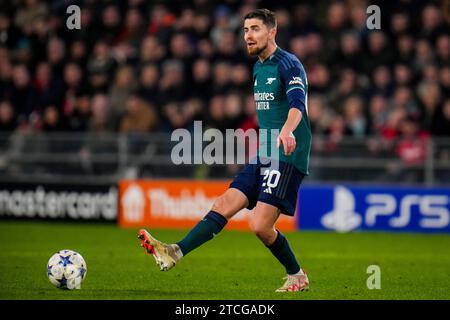 Eindhoven, Paesi Bassi. 12 dicembre 2023. EINDHOVEN, PAESI BASSI - 12 DICEMBRE: Jorginho of Arsenal passa il pallone durante la partita di UEFA Champions League gruppo B tra PSV e Arsenal al Phillips Stadion il 12 dicembre 2023 ad Eindhoven, Paesi Bassi. (Foto di Rene Nijhuis/Orange Pictures) credito: Orange Pics BV/Alamy Live News Foto Stock