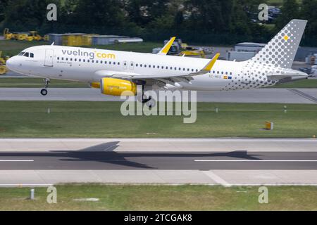Der Airbus A320-232 A320 der Fluglinie Vueling VY / VLG mit der Registrierung EC-MKO MSN: 7028 landet am Flughafen Zürich LSZH/ZRH. Kloten Zürich Schweiz *** Airbus A320 232 A320 di Vueling VY VLG con registrazione EC MKO MSN 7028 atterra all'aeroporto di Zurigo LSZH ZRH Kloten Zurigo Svizzera Foto Stock