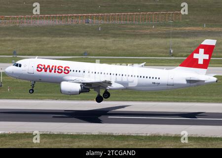 Der Airbus A320-214 A320 der Fluglinie Swiss LX / SWR mit der Registrierung HB-IJI MSN: 0577 landet am Flughafen Zürich LSZH/ZRH. Kloten Zürich Schweiz *** l'Airbus A320 214 A320 della compagnia aerea Swiss LX SWR con registrazione HB IJI MSN 0577 atterra all'aeroporto di Zurigo LSZH ZRH Kloten Zurigo Svizzera Foto Stock