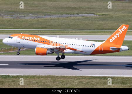 Der Airbus A320-214 A320 der Fluglinie easyJet U2 / EZY, Betreiber easyJet Europe, mit der Registrierung OE-IZB MSN: 4316 landet am Flughafen Zürich LSZH/ZRH. Kloten Zürich Schweiz *** l'Airbus A320 214 A320 della compagnia aerea easyJet U2 EZY , operatore easyJet Europe, con registrazione OE IZB MSN 4316 atterra all'aeroporto di Zurigo LSZH ZRH Kloten Zurigo Svizzera Foto Stock