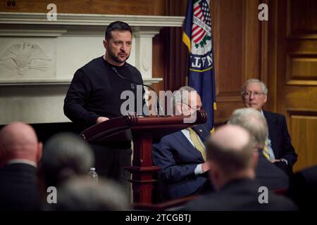 Washington, Stati Uniti. 12 dicembre 2023. Il presidente ucraino Volodymyr Zelenskyy, a sinistra, fa commenti a un gruppo bipartisan di senatori a Capitol Hill, 12 dicembre 2023 a Washington, DC Credit: Ukraine Presidency/Ukrainian Presidential Press Office/Alamy Live News Foto Stock