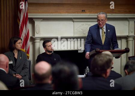 Washington, Stati Uniti. 12 dicembre 2023. Il leader della maggioranza del Senato degli Stati Uniti Chuck Schumer, D-NY, a destra, pronuncia osservazioni durante un incontro con il presidente ucraino Volodymyr Zelenskyy, a sinistra, e i membri del Congresso a Capitol Hill, il 12 dicembre 2023 a Washington, DC Credit: Ukraine Presidency/Ukrainian Presidential Press Office/Alamy Live News Foto Stock