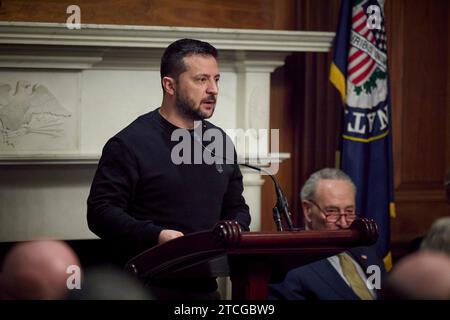 Washington, Stati Uniti. 12 dicembre 2023. Il presidente ucraino Volodymyr Zelenskyy, a sinistra, fa commenti a un gruppo bipartisan di senatori a Capitol Hill, 12 dicembre 2023 a Washington, DC Credit: Ukraine Presidency/Ukrainian Presidential Press Office/Alamy Live News Foto Stock