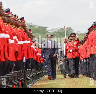 Nairobi, 12 dicembre ogni anno. 12 dicembre 1963. Il presidente del Kenya William Ruto (C) ispeziona la guardia d'onore durante le celebrazioni per celebrare il 60° anniversario dell'indipendenza del Kenya presso i Giardini Uhuru a Nairobi, in Kenya, il 12 dicembre 2023. Il Jamhuri Day o Independence Day del Kenya, osservato il 12 dicembre di ogni anno, è una delle più importanti festività nazionali del Kenya. Il Kenya ottenne l'indipendenza dal Regno Unito il 12 dicembre 1963. Crediti: Fred Mutune/Xinhua/Alamy Live News Foto Stock