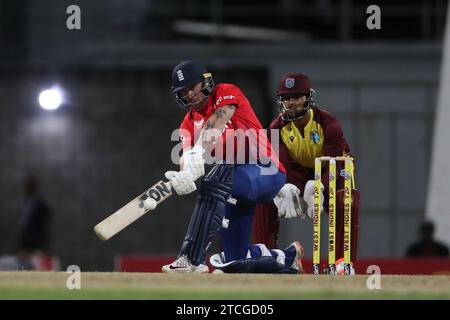 L'inglese Phil Salt batté durante il 1° CG United T20 International match tra le Indie occidentali e l'Inghilterra al Kensington Oval di Bridgetown martedì 12 dicembre 2023. (Foto: Mark Fletcher | mi News) crediti: MI News & Sport /Alamy Live News Foto Stock