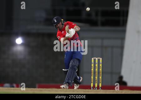 L'inglese Phil Salt batté durante il 1° CG United T20 International match tra le Indie occidentali e l'Inghilterra al Kensington Oval di Bridgetown martedì 12 dicembre 2023. (Foto: Mark Fletcher | mi News) crediti: MI News & Sport /Alamy Live News Foto Stock