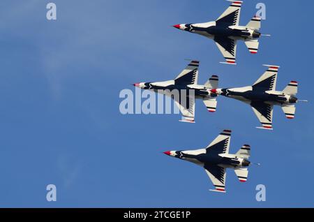 Atlanta, GA, USA - 14 ottobre 2014: Caccia USAF Thunderbird che eseguono manovre aeree e volano in varie formazioni durante un addestramento Foto Stock