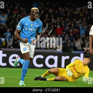 Napoli, Italia. 12 dicembre 2023. Victor Osimhen celebra il suo gol durante la partita di UEFA Champions League gruppo C tra Napoli e Braga a Napoli, Italia, 12 dicembre 2023. Credito: Alberto Lingria/Xinhua/Alamy Live News Foto Stock