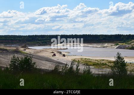 Escavatori abbandonati in un'ex cava di sabbia nella riserva naturale di Mechelse Heide Foto Stock