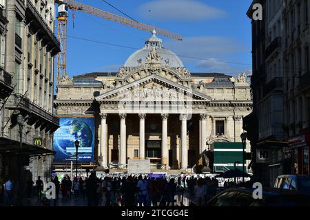 Vista del maestoso edificio della Borsa, in fase di ristrutturazione nel centro di Bruxelles Foto Stock