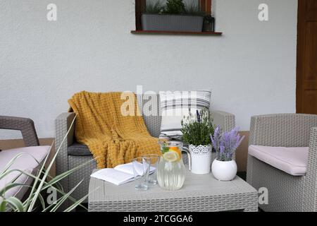 Arredamento confortevole con un bel decor sulla terrazza esterna Foto Stock