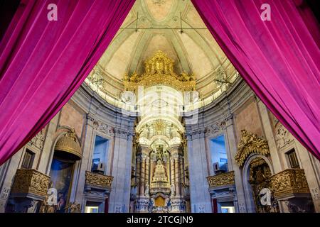 Casa di culto, chiesa dei sacerdoti, Igreja dos Clérigos, altare e cupola della chiesa dei Clerigos, interno della chiesa cattolica, Porto, Oporto, Portogallo Foto Stock