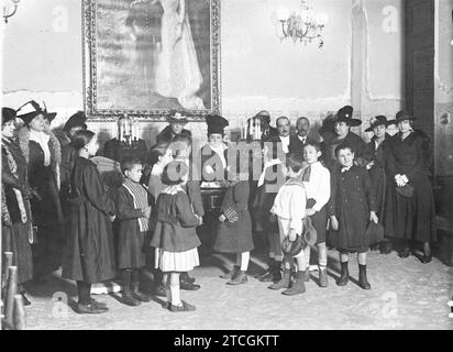 10/29/1916. Nella sala delle assemblee del municipio, ieri pomeriggio, sotto la presidenza della marchesa di Portago, sono stati distribuiti premi dal comitato femminile di igiene popolare. Crediti: Album / Archivo ABC / Julio Duque Foto Stock