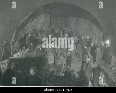 Sierra de Guadarrama, maggio 1963. Alla foce sud, gli uomini che hanno partecipato ai lavori del tunnel di Guadarrama mostrano la loro felicità. Crediti: Album / Archivo ABC / Teodoro Naranjo Domínguez Foto Stock