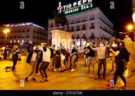 Madrid, 05/09/2021. Puerta del Sol e dintorni. Alle 23 la polizia chiude i bar e sfratta la gente dalle strade e a mezzanotte di domenica 9, lo stato di allarme a causa della pandemia diminuisce e Puerta del Sol è piena di gente che balla e urla libertà. Foto: Guillermo Navarro. ARCHDC. Crediti: Album / Archivo ABC / Guillermo Navarro Foto Stock