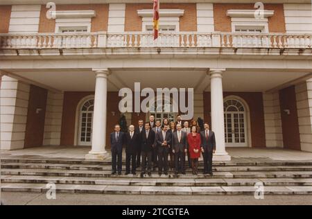 Madrid, 05/07/1996. Prima riunione del Consiglio dei ministri. Foto di famiglia all'ingresso del Palazzo la Moncloa. Nell'immagine, prima riga, a sinistra. Da sinistra a destra: Eduardo Serra (difesa), Abel Matutes (affari esteri), Francisco Álvarez Cascos (primo vicepresidente e presidenza), José María Aznar, Rodrigo Rato (secondo vicepresidente ed economia e finanza), Margarita Mariscal de Gante (giustizia) e Jaime Mayor Oreja (interno). Seconda fila, da sinistra. Da sinistra a destra: Javier Arenas (lavoro e affari sociali), Rafael Arias Salgado (sviluppo), Esperanza Aguirre (istruzione e cultura) Foto Stock